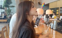 他揉捏她两乳不停呻吟A片